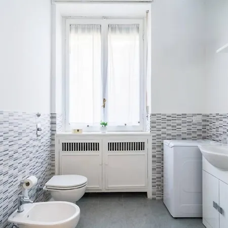 Luxury 4 Bedrooms Close To Duomo Apartment Milan