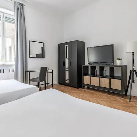 Luxury 4 Bedrooms Close To Duomo * Μιλάνο