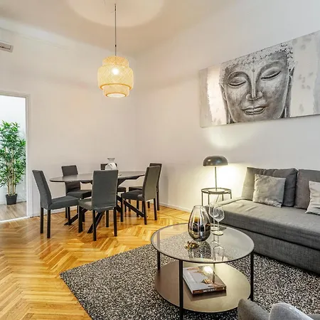 Luxury 4 Bedrooms Close To Duomo Lägenhet