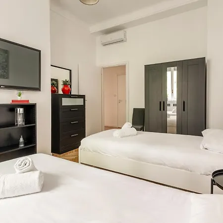 Lägenhet Luxury 4 Bedrooms Close To Duomo *