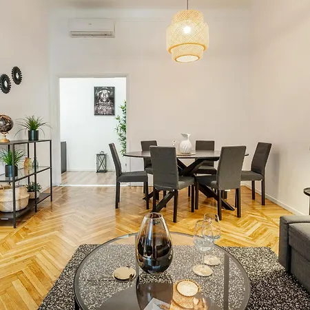Luxury 4 Bedrooms Close To Duomo Lägenhet