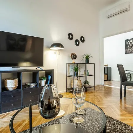 Lägenhet Luxury 4 Bedrooms Close To Duomo *